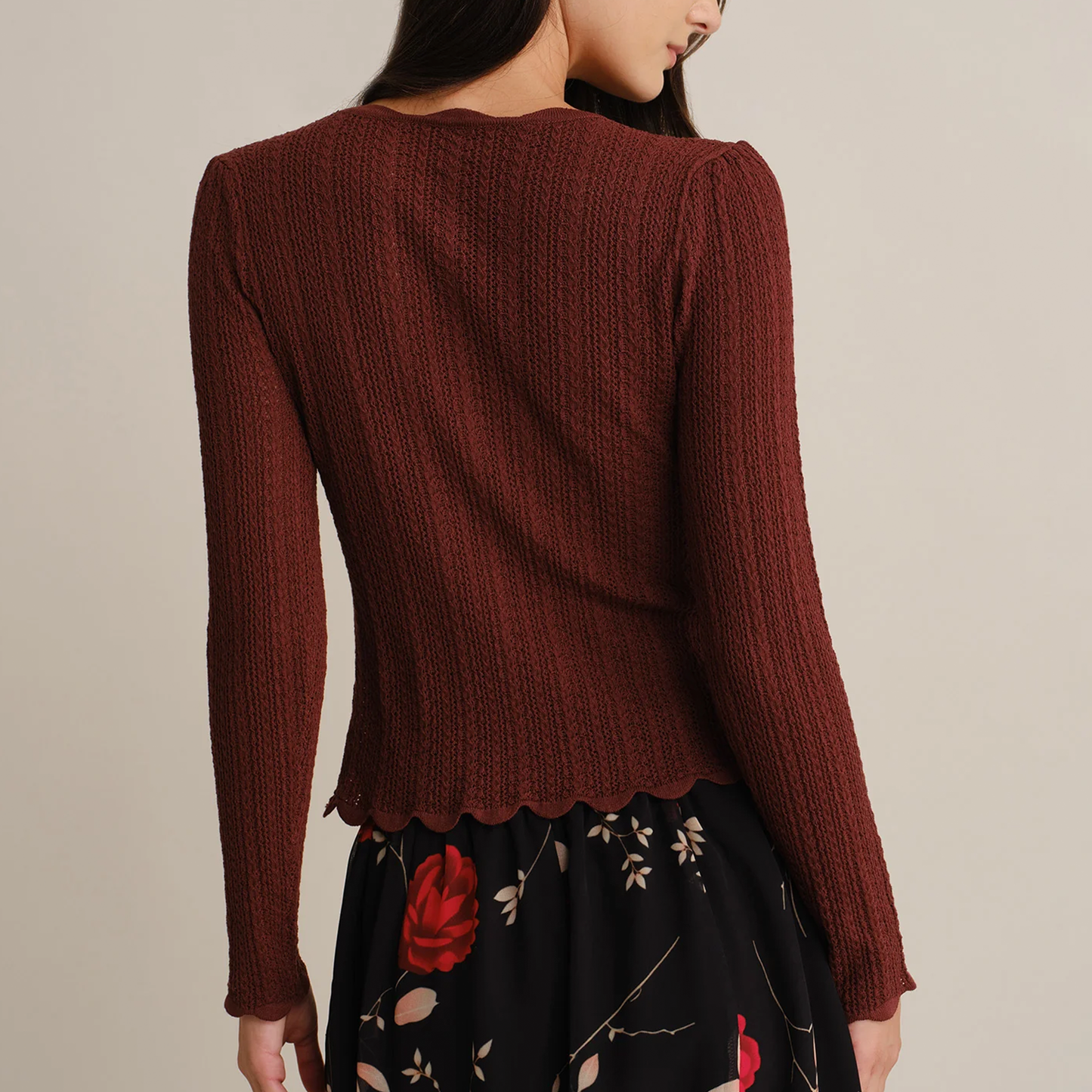 Einfarbig gerippter Strickpullover mit Muschelausschnitt und Knopfleiste