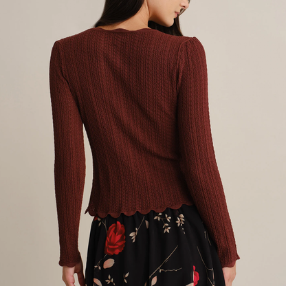 Einfarbig gerippter Strickpullover mit Muschelausschnitt und Knopfleiste