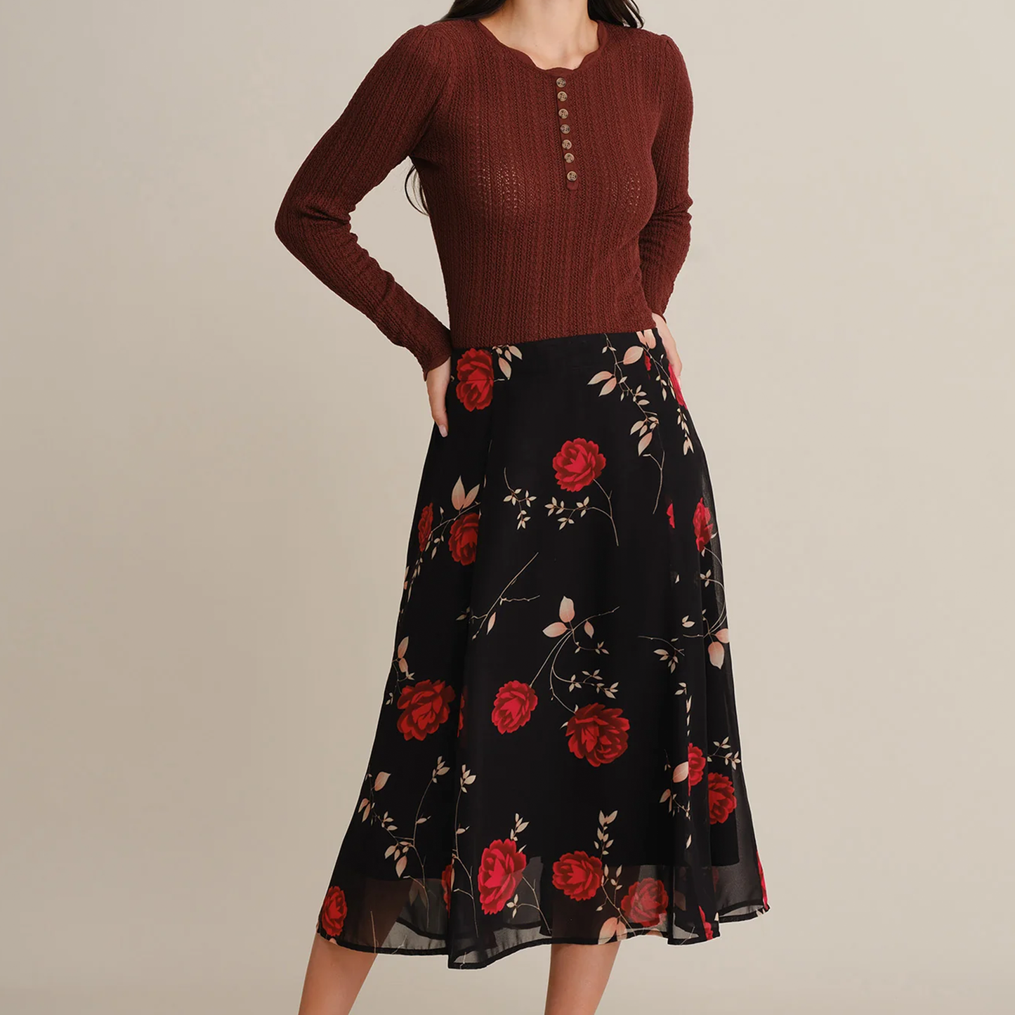 Einfarbig gerippter Strickpullover mit Muschelausschnitt und Knopfleiste